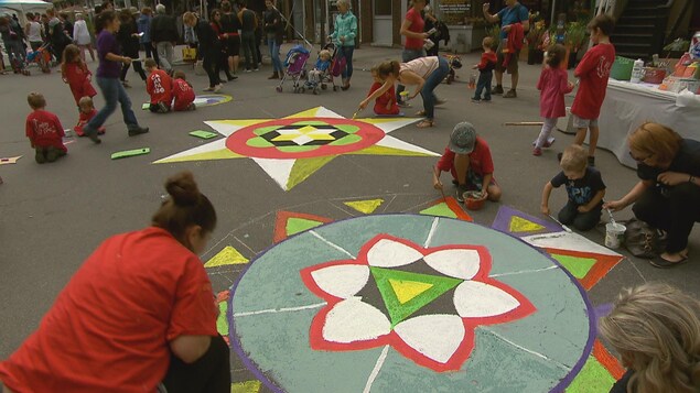 Des enfants peignent des rosaces à Montcalm en fête