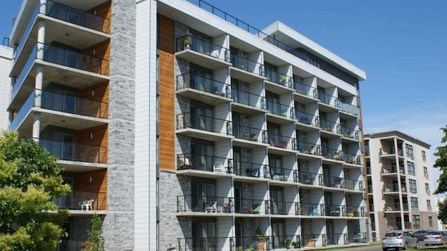 La résidence Mgr Deschêsnes, à Montmagny, vue de l'extérieur avec 7 étages