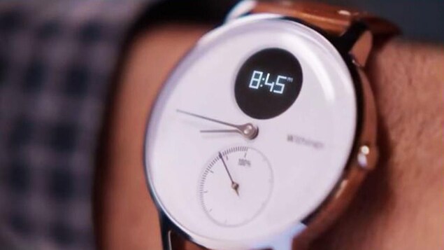 Le cadran en gros plan de la montre Steel HR de Withings indique 8:45.