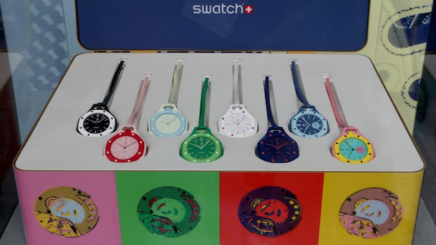 Coffret montrant les montres Swatch et Audemars Piguet