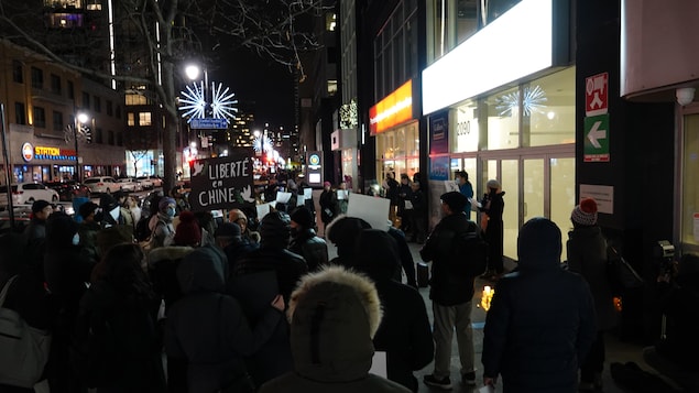周五（12月2日）傍晚，聲援白紙革命的抗議者聚集在蒙特利爾市中心的中國領事館門前。