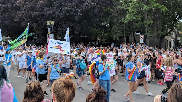 Des participants au défilé de la Fierté.