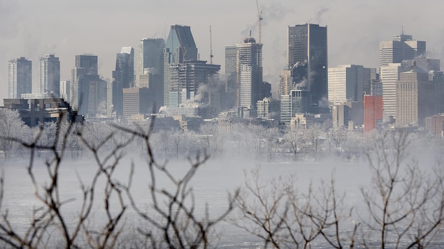 Du brouillard glacé s'élève au-dessus du fleuve Saint-Laurent à Montréal le samedi 22 janvier 2022.