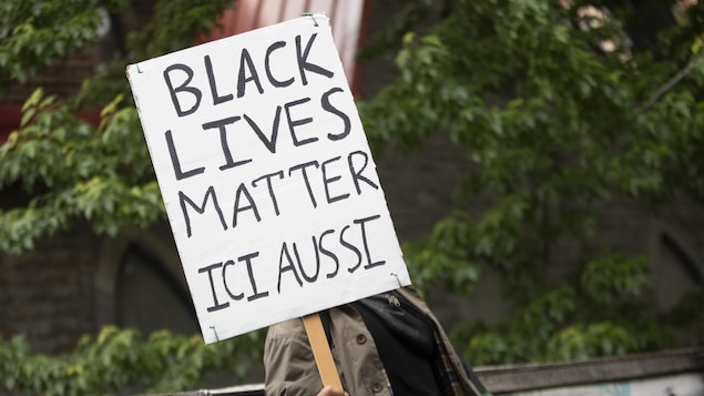 Une pancarte sur laquelle est écrit : Black lives matter ici aussi