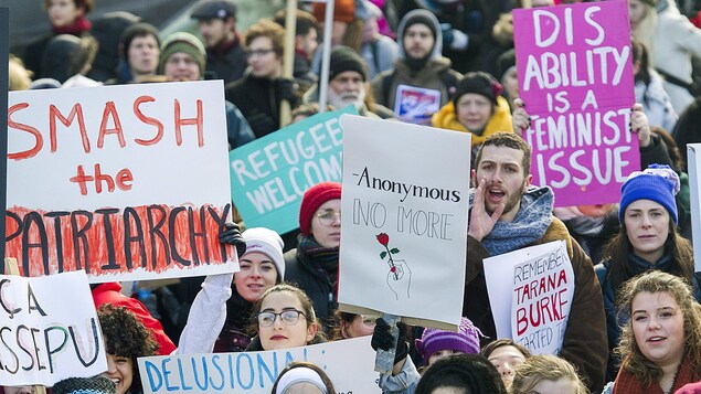 Des manifestants brandissent leurs pancartes à la Marche des femmes de Montréal le 20 janvier 2018. Des manifestants brandissent leurs pancartes à la Marche des femmes de Montréal le 20 janvier 2018.
