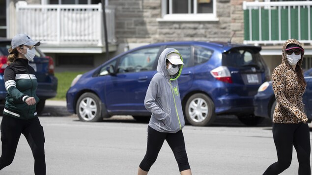Trois femmes masquées marchent dans l'arrondissement de Montréal-Nord.