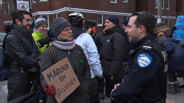 Une femme discute avec un agents du Service de police de la Ville de Montréal.