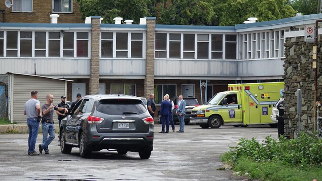 Mga officer ng Montreal police sa labas ng isang motel na pinangyarihan ng barilan.