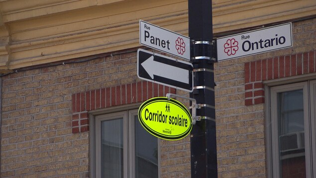 Un poteau de la Ville de Montréal indique la présence d'un corridor scolaire à l'intersection des rues Panet et Ontario. Un poteau de la Ville de Montréal indique la présence d'un corridor scolaire à l'intersection des rues Panet et Ontario.