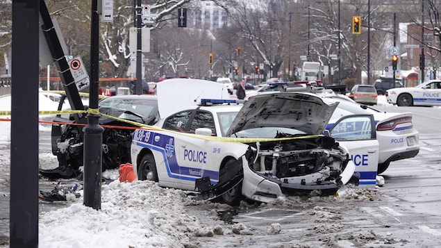 La scène d'un violent accident impliquant une voiture de la police de Montréal, dont l'avant est entièrement détruit.