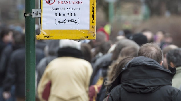 Les files d'attente étaient longues pour les ressortissants français souhaitant voter à Montréal. Les files d'attente étaient longues pour les ressortissants français souhaitant voter à Montréal.