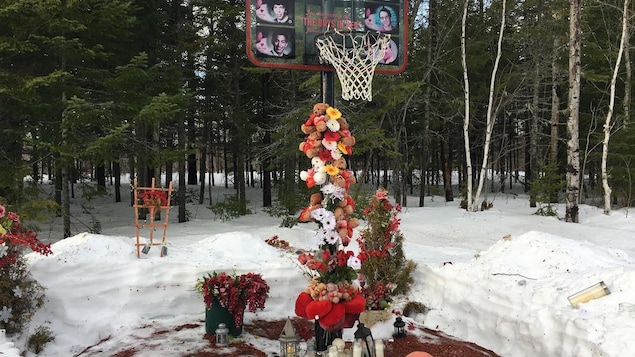 Un monument improvisé à la mémoire des Boys in Red est présent en permanence, à l'endroit, le long de l'autoroute 8, où les jeunes joueurs ont péri. Un monument improvisé à la mémoire des Boys in Red est présent en permanence, à l'endroit, le long de l'autoroute 8, où les jeunes joueurs ont péri.