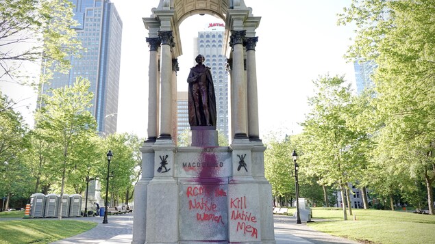 Un monument couvert de graffitis et de peinture.