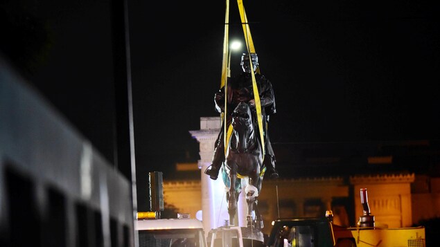 La statue du général P.G.T. Beauregard est enlevée d'un parc en Nouvelle-Orléans le 17 mai 2017. La statue du général P.G.T. Beauregard est enlevée d'un parc en Nouvelle-Orléans le 17 mai 2017.