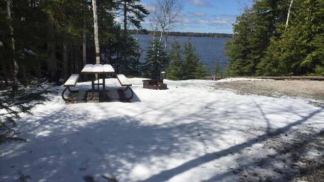 Vendredi midi, un emplacement de camping enneigé et encore inoccupé avec vue sur le lac Rémi à Moonbeam. Vendredi midi, un emplacement de camping enneigé et encore inoccupé avec vue sur le lac Rémi à Moonbeam.