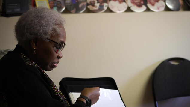 Portait de profil d'une femme qui regarde des documents.