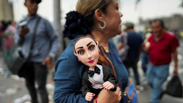  Une femme tient une poupée représentant la candidate à la présidence du parti MORENA Claudia Sheinbaum, le jour de son meeting de clôture de campagne sur la place Zocalo, à Mexico, Mexique, le 29 mai 2024. 