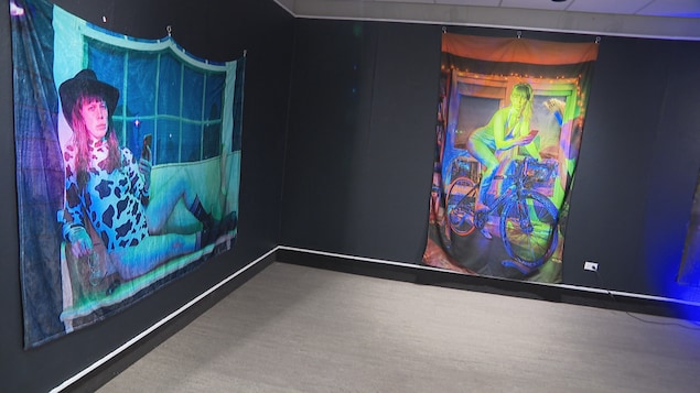Des toiles accrochées sur un mur.