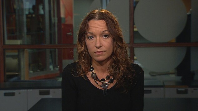 La Dre Marie-Ève Morin vêtue d'un chandail noir, regardant la caméra