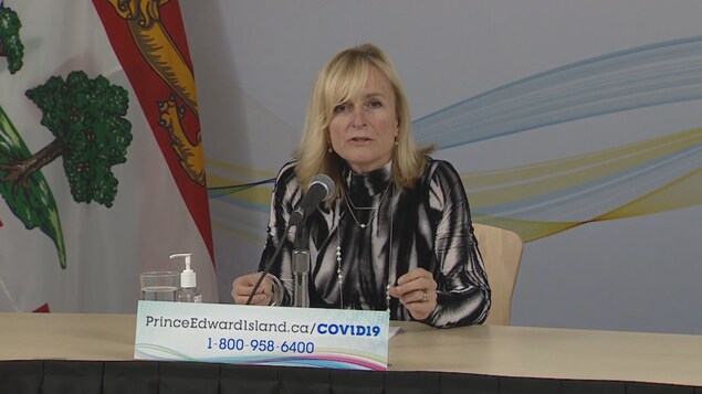 Heather Morrison donne une conférence de presse.