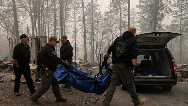 Les flammes rasent une ville en Californie