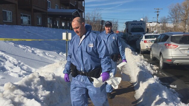 Deux hommes en uniforme bleu. Deux hommes en uniforme bleu.