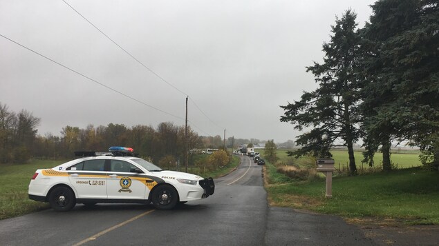 Une voiture de la SQ bloque un chemin à Yamachiche Une voiture de la SQ bloque un chemin à Yamachiche