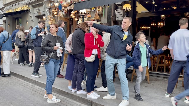 Une foule joyeuse dans les rues de Moscou