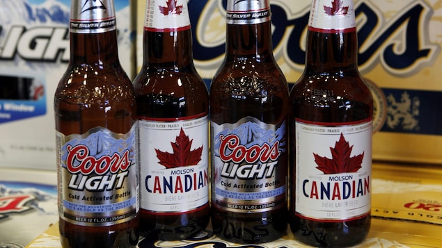 Des bouteilles de bière de marque Moslon et Coors. Des bouteilles de bière de marque Moslon et Coors.