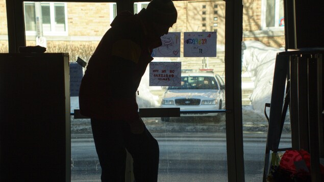 Des policiers surveillent la mosquée de Québec. Des policiers surveillent la mosquée de Québec.