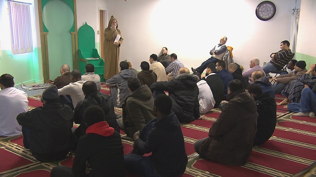 Des gens dans la Mosquée de Saguenay