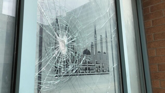 La vitre fracassée d'une mosquée.