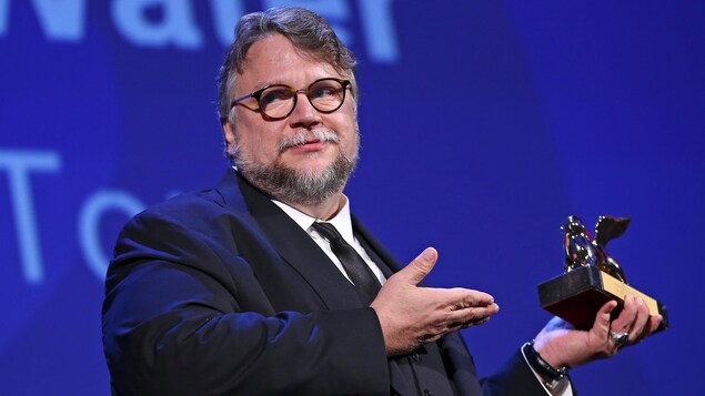 Le réalisateur Guillermo del Toro, récompense en main, après avoir remporté le prix du meilleur film à la Mostra de Venise. Le réalisateur Guillermo del Toro, récompense en main, après avoir remporté le prix du meilleur film à la Mostra de Venise.