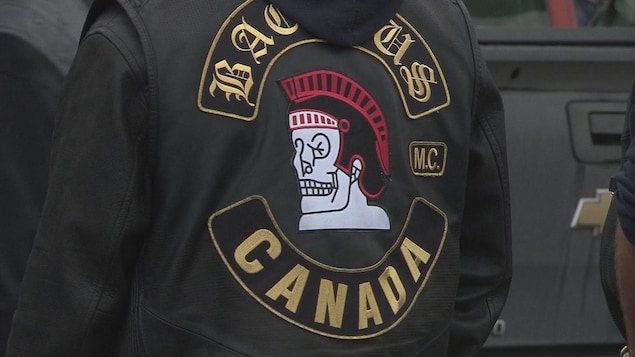 L'écusson du club de motards Bacchus sur le dos d'une veste de cuir.