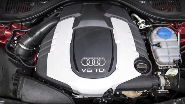 Gros plan d'un moteur de voiture portant le logo de la marque Audi. Gros plan d'un moteur de voiture portant le logo de la marque Audi.