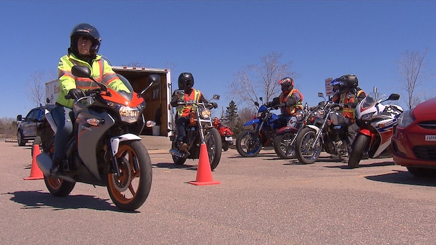 L'instructrice Sylvie Pineault donne un cours de motocyclette à Baie-Comeau. L'instructrice Sylvie Pineault donne un cours de motocyclette à Baie-Comeau.