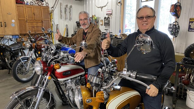 Two cousins ​​who are passionate about motorcycle refurbishment
