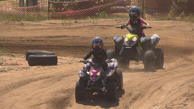 Deux fillettes en motocross