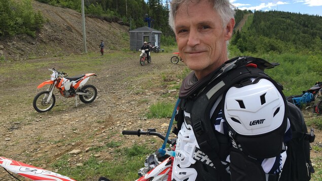 Mike Ranston, de Vancouver, n'a pas hésité à dépenser des milliers de dollars pour venir découvrir à moto les montagnes de Murdochville et des environs.