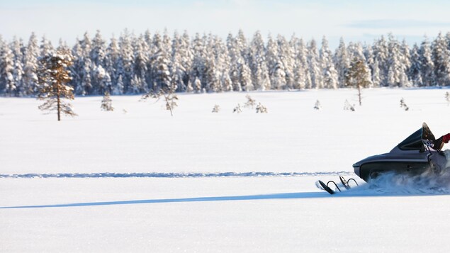 Motoneige sur un sentier en hiver.