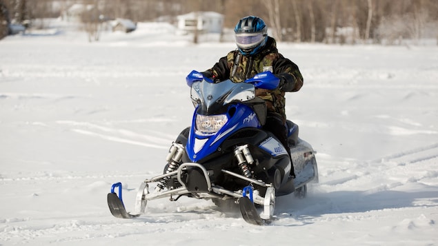 Un motoneigiste dans le Grand Sudbury