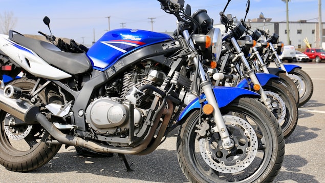 Des motos alignées dans le stationnement d’une école de conduite Tecnic. Des motos alignées dans le stationnement d’une école de conduite Tecnic.