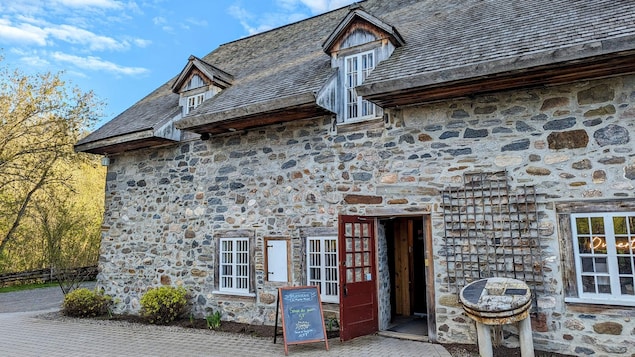 La devanture du Moulin Michel.