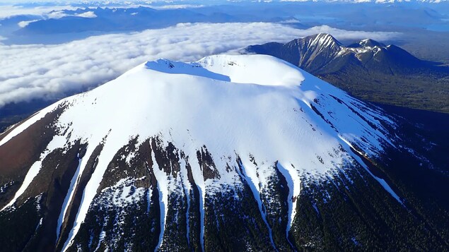 Le cratère enneigé du volcan du mont Edgecumbe. 