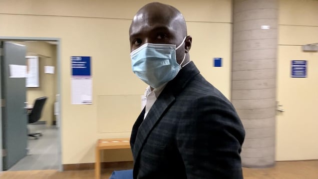 L'agresseur fixe la lentille en se dirigeant vers la salle d'audience