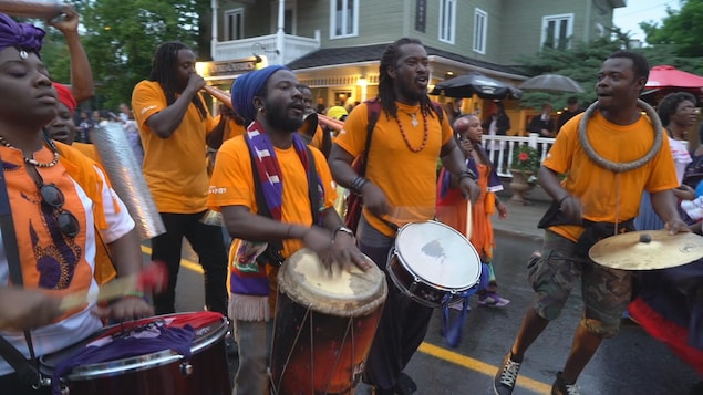 Artistes qui défilent dans la rue en jouant de la musique. Artistes qui défilent dans la rue en jouant de la musique.