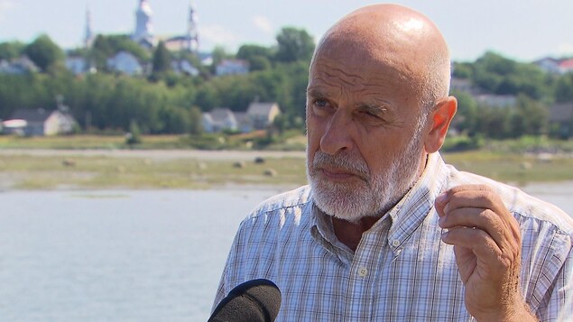 Le maire de Trois-Pistoles, Jean-Pierre Rioux devant le fleuve.