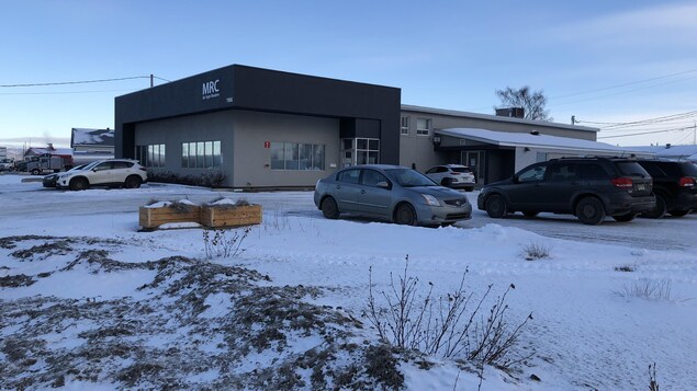 Les bureaux de la MRC de Sept-Rivières, à Sept-Îles. Il y a plusieurs voitures dans le stationnement.
