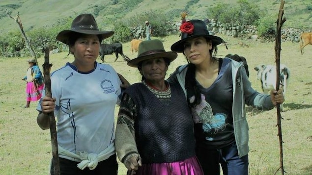 Yojana Miraya Oscco (à droite), avec deux femmes de sa famille. 