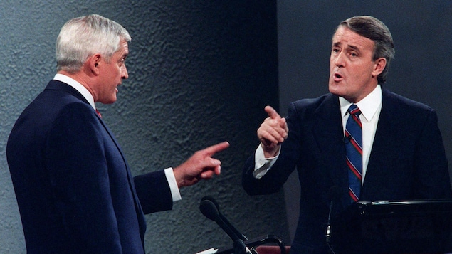 John Turner et Brian Mulroney lors d'un débat durant la campagne électorale de 1988.